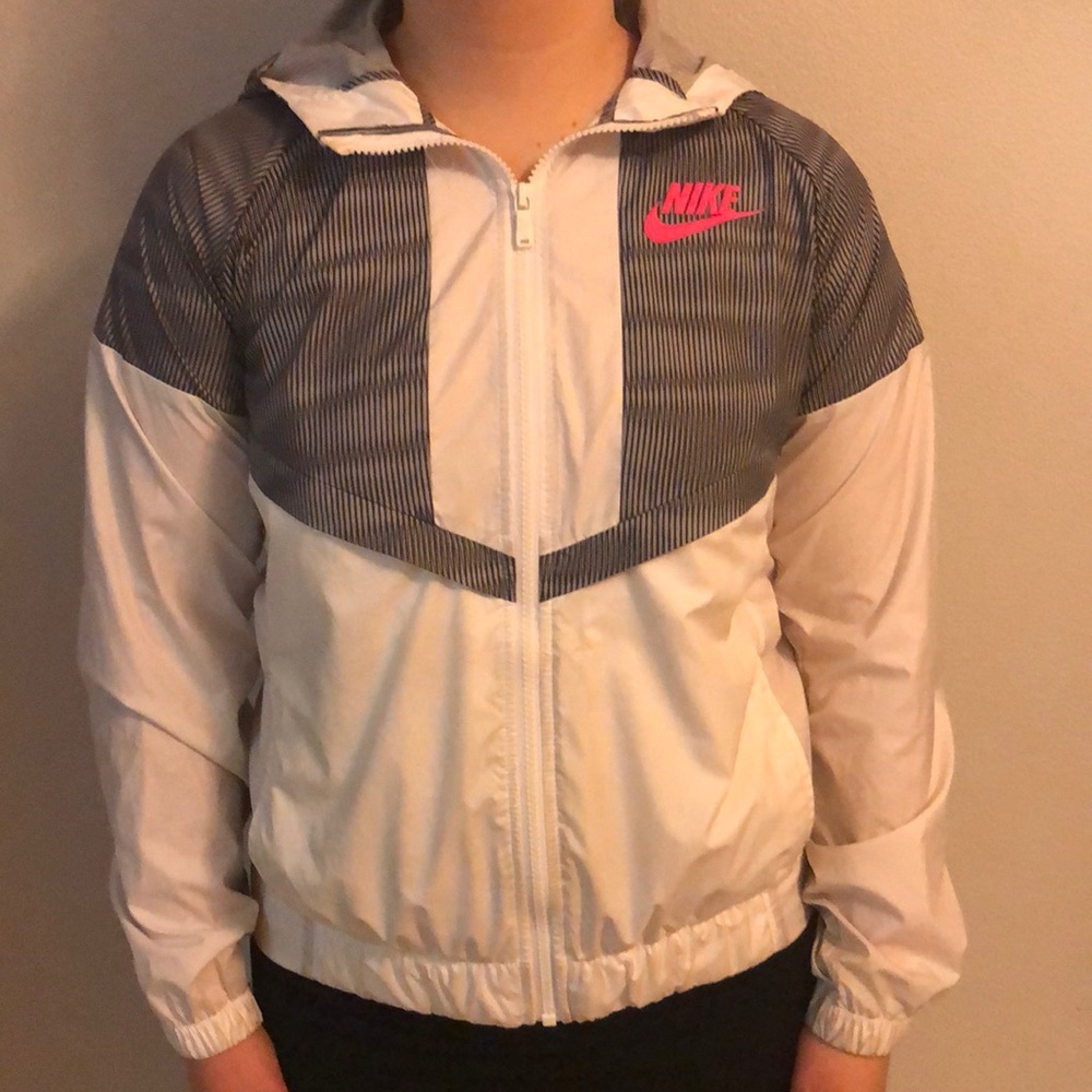 Nike windbreaker XL KID fits like an adult small